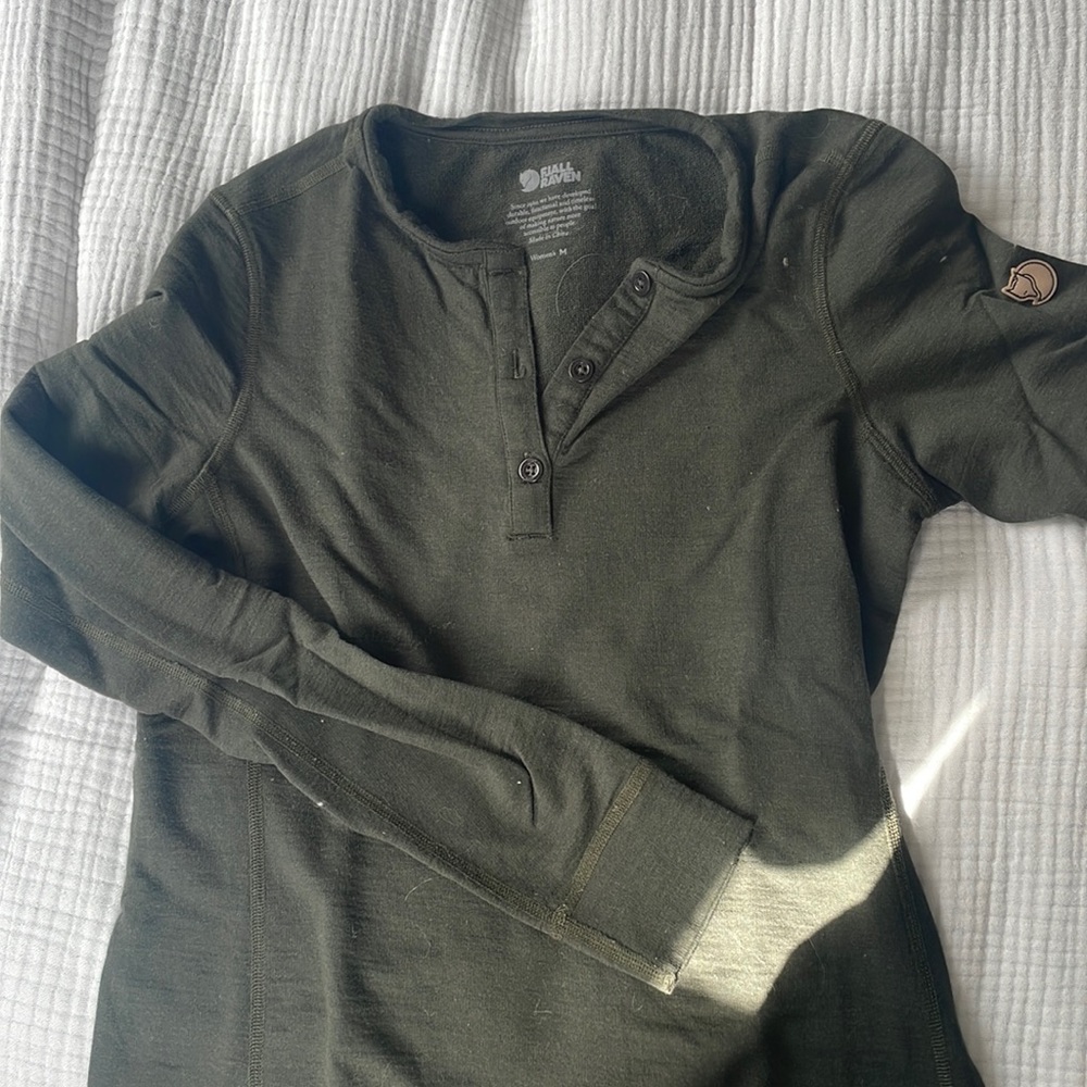 Brand new, never worn without tags. Fjallraven Singi Merino Henley shirt. Size m